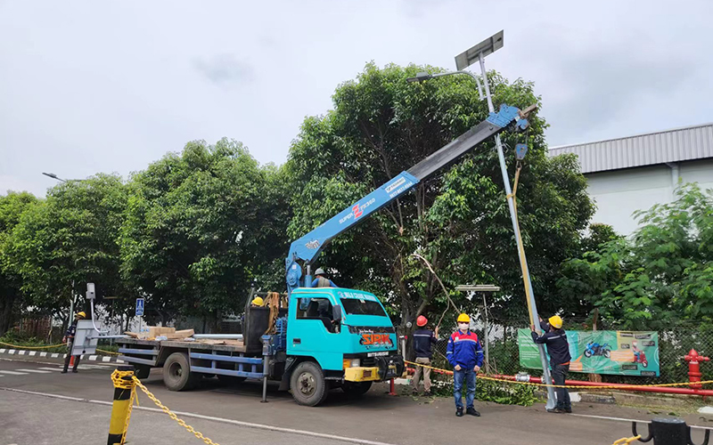 All in Two Solar Street Light 40W Installation on Main Road in Indonesia 